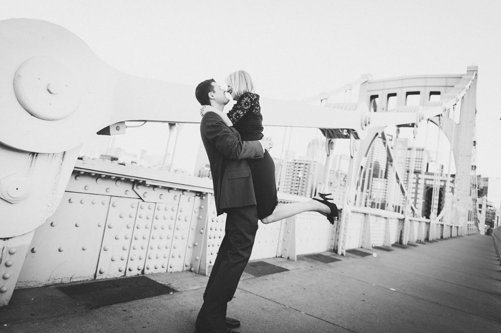 pittsburgh engagement photographers downtown pittsburgh
